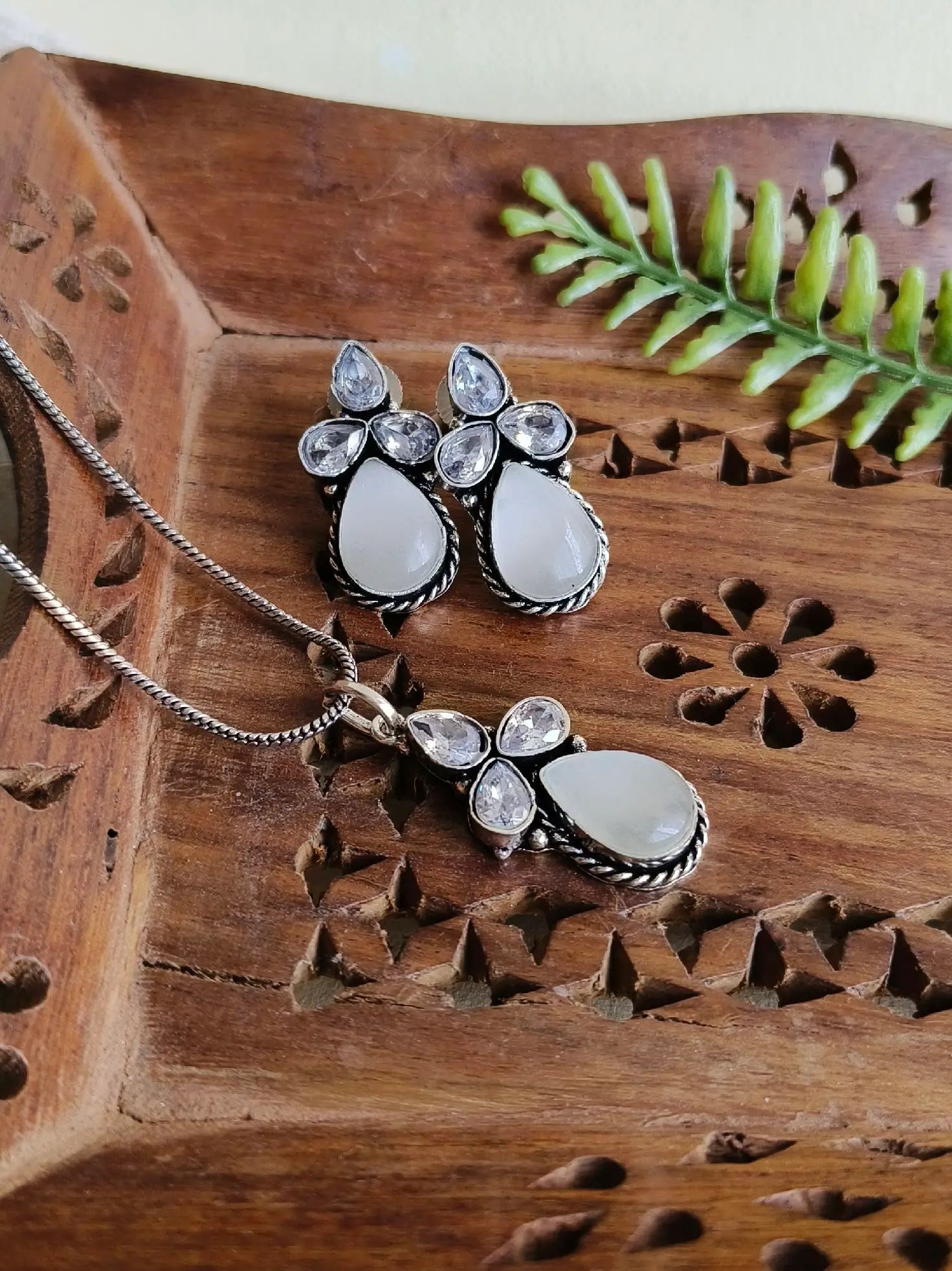 Oxidised Lightweight Monalisa Chain Pendant Set with Studs | Sarichka