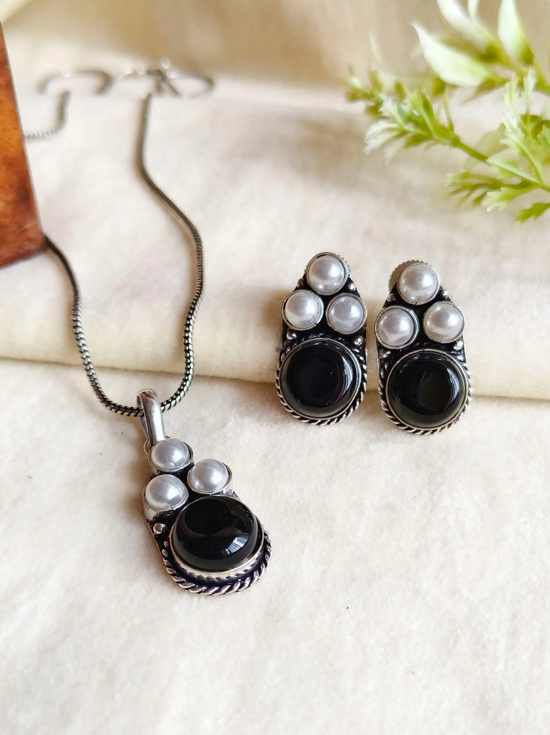 Elegant Oxidised Monalisa Pendant Set with Studs Earrings