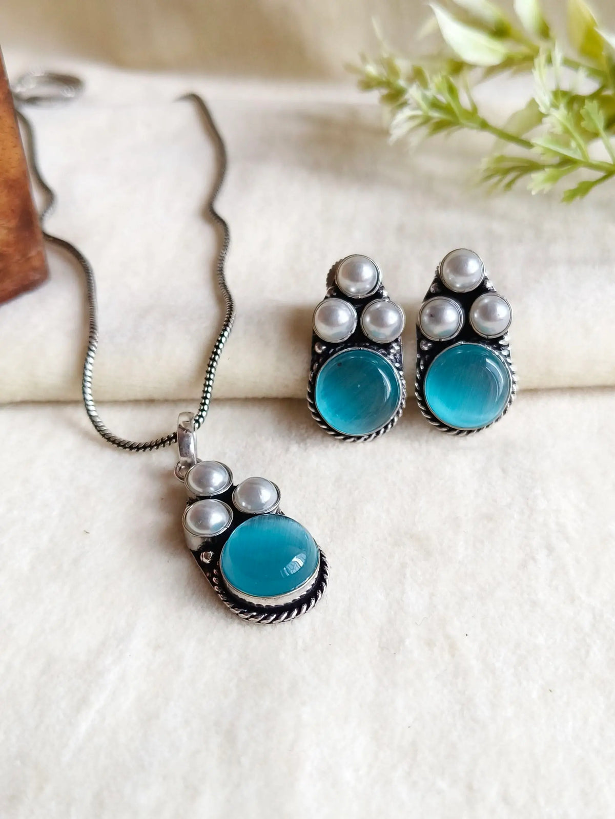 Elegant Oxidised Monalisa Pendant Set with Studs Earrings