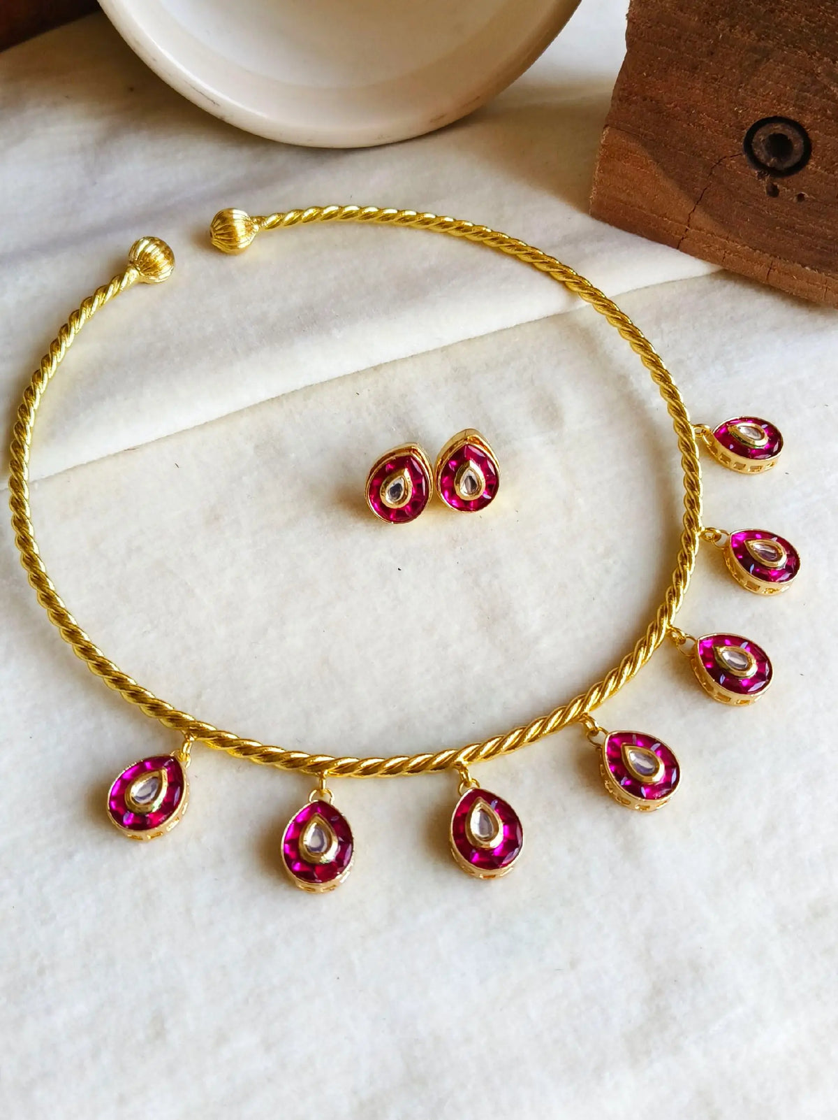 Handcrafted Gold-Plated Kundan Hasli Set with Stud Earrings | Sarichka