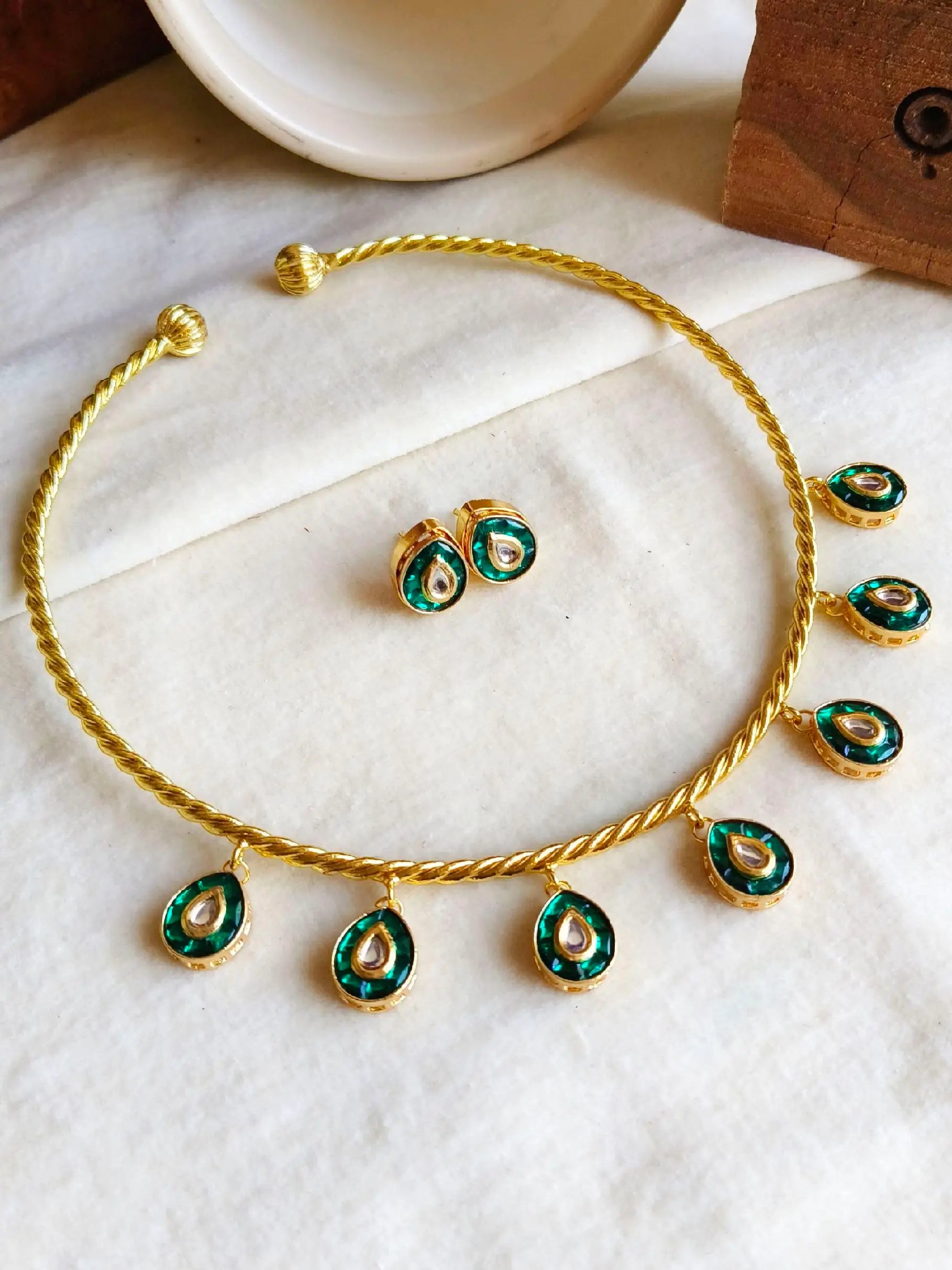 Handcrafted Gold-Plated Kundan Hasli Set with Stud Earrings | Sarichka