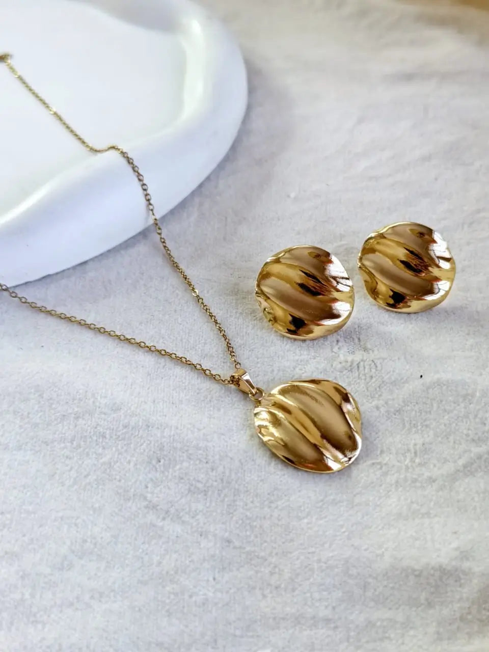 Golden Wave Pattern Round Pendant Set | Sarichka