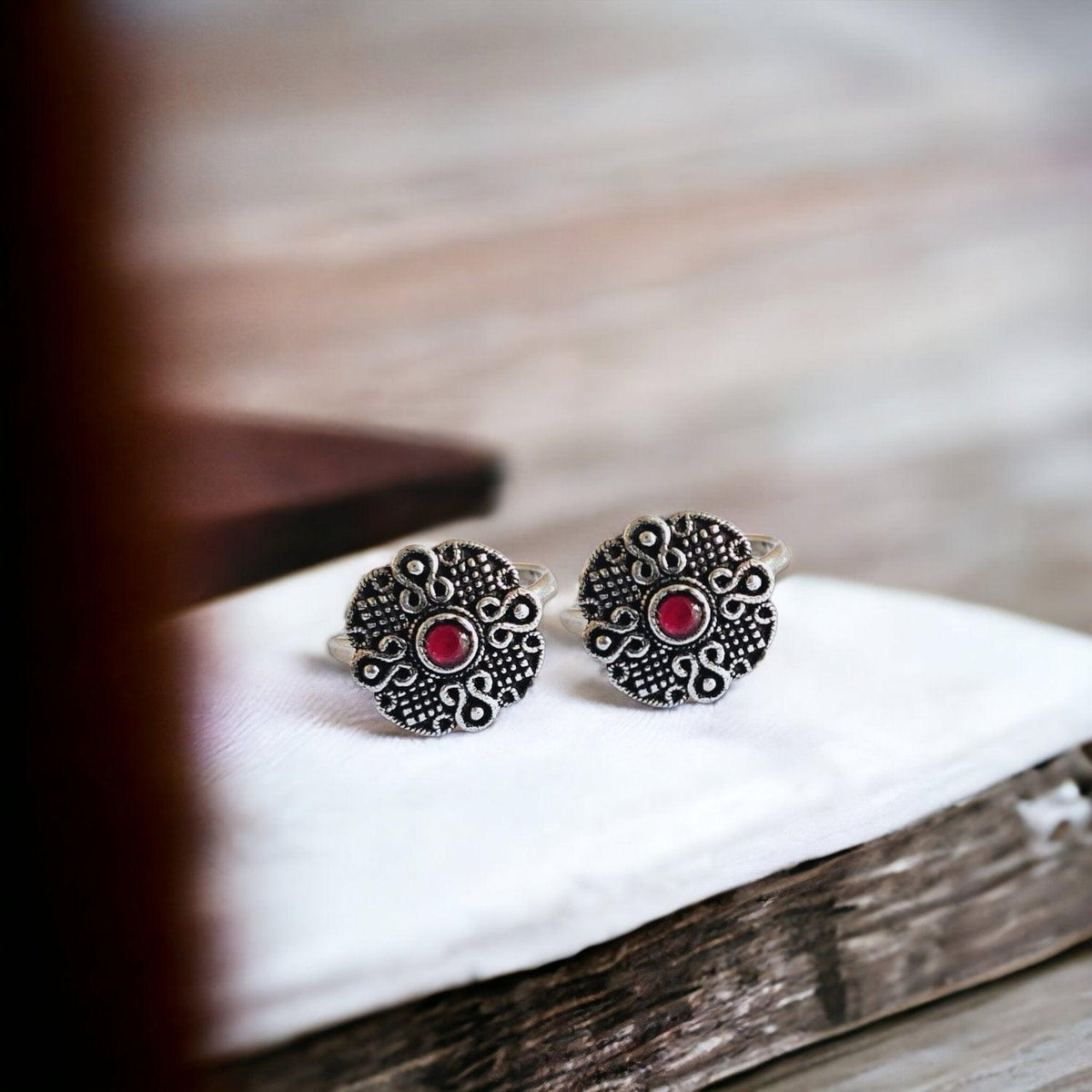 Stone Studded Oxidized Toe Ring | Sarichka