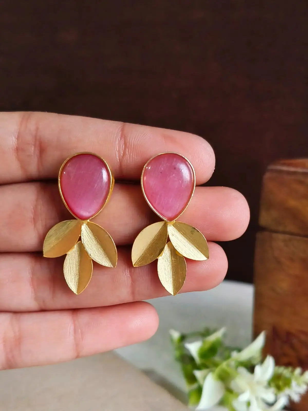 Golden Monalisa Leaf Shine Stud Earrings | Sarichka